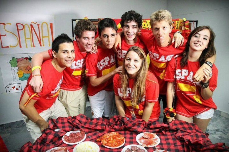 My friends to spain. Молодежь Испании. Испания люди. Испанская молодежь фото. Испания место для молодежи.
